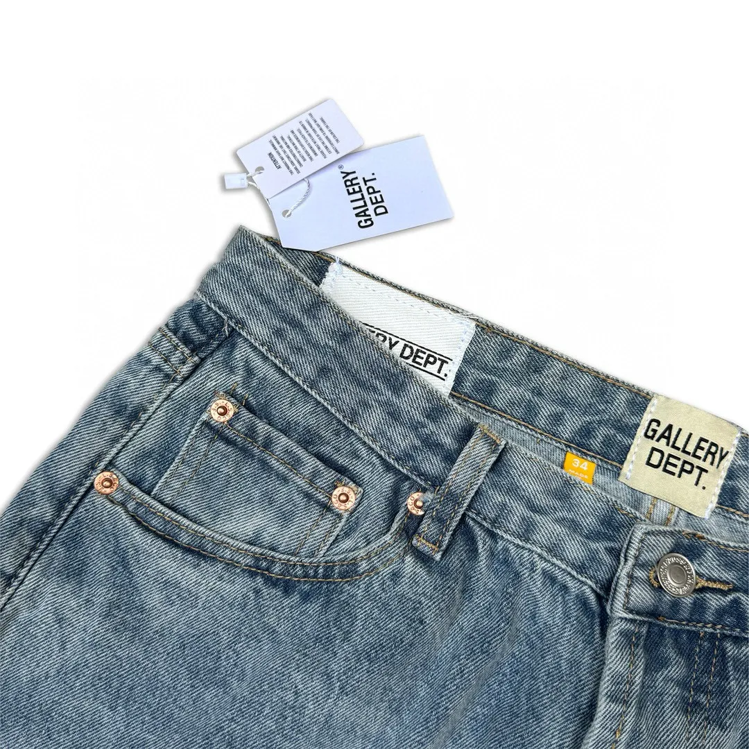 -Size upper body P246#G11 GALLERY DEPT. Denim bell-bottoms, washed and distressed spliced ​​jeans. GALLERY is attracted by these bell-bottoms. Whether it is a reset of Carhartt or Levis, it creates a strong brand style. Since these pants are modified from rare vintage, the production capacity is limited. Therefore, after many icons wore them, these pants were once hard to find. Later, perhaps due to the improvement of GD's business in the past two years and the expansion of production lines, the brand itself lowered the price, so I can't wait any longer for these pants this year and will definitely buy them. During the process of the denim washing plant, the owner of the washing plant helped introduce a boss who had worked for Levi's foundry and started his own business. This also paved the way for the following styles. Therefore, Levi's remodeled single product for the base plate is really familiar. Whether it is the fabrics supplied or the lathes used in production, there is nothing to choose from. -Color: blue -Size: S-XXL (corresponding to 28-36)